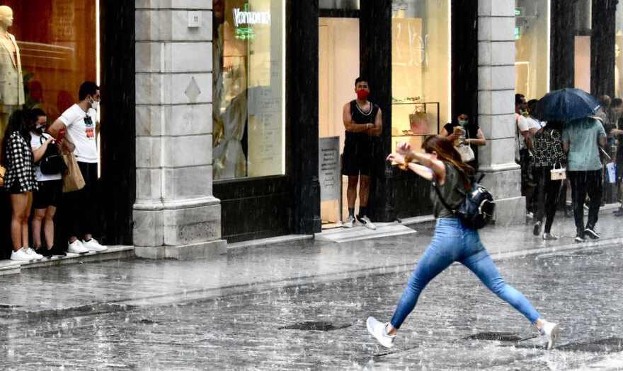 Καιρός στην Αθήνα: Καταιγίδες με χαλάζι  - Αποκαταστάθηκε η κυκλοφορία στον Κηφισό - Δείτε βίντεο, φωτογραφίες