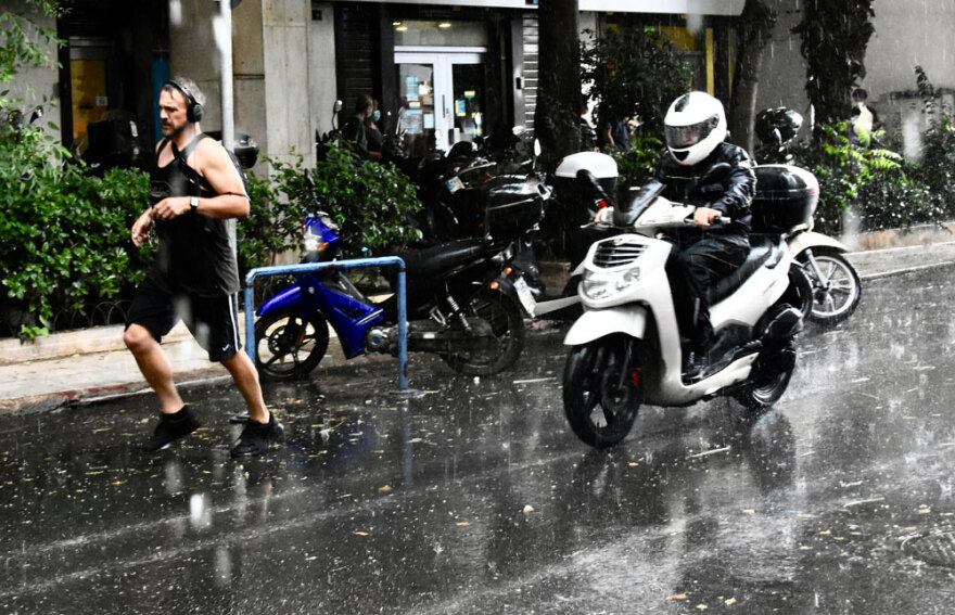 Καιρός στην Αθήνα: Καταιγίδες με χαλάζι  - Αποκαταστάθηκε η κυκλοφορία στον Κηφισό - Δείτε βίντεο, φωτογραφίες