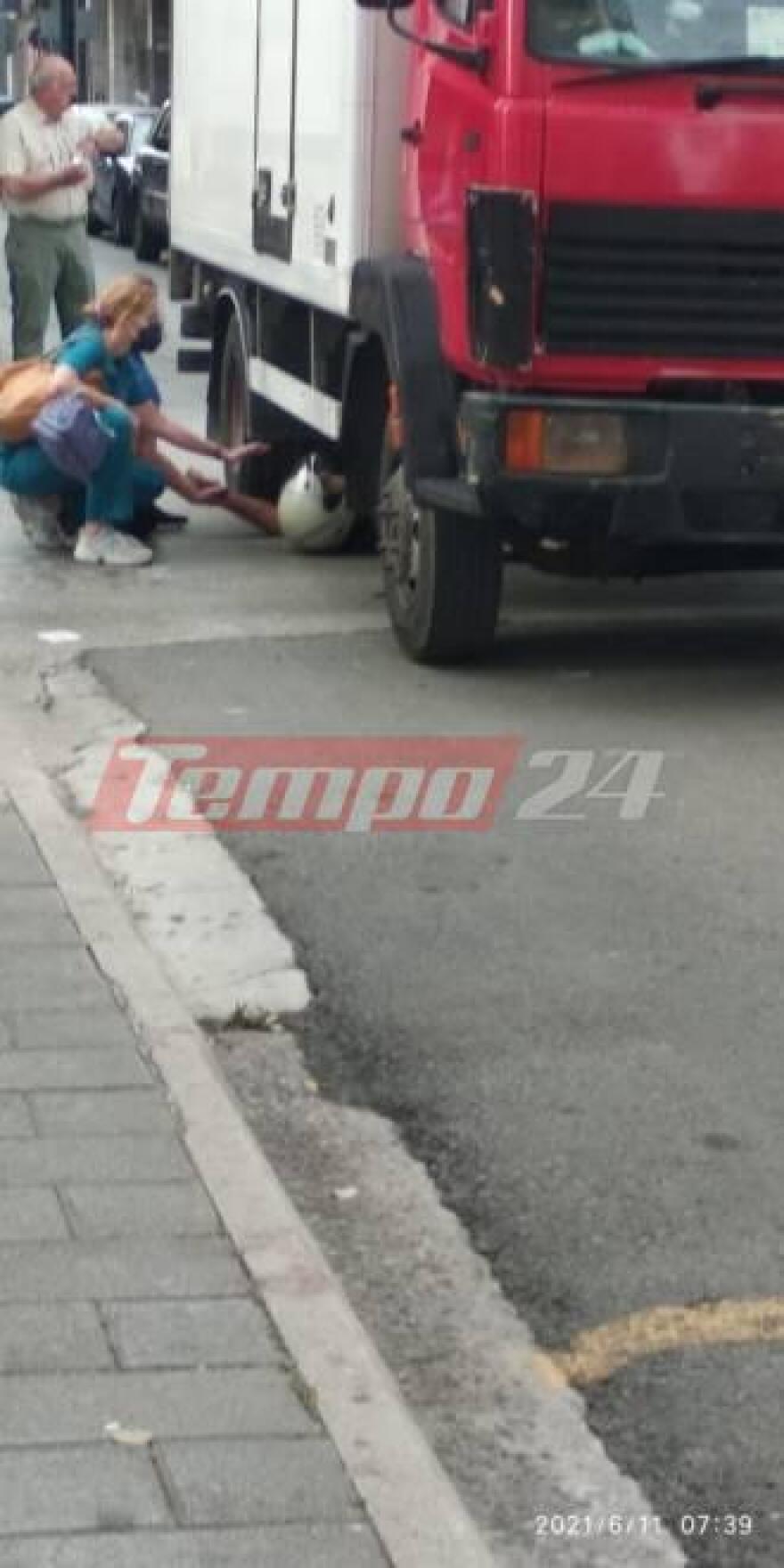 Πάτρα: Τροχαίο με μηχανή - Ο οδηγός της σφήνωσε κάτω από φορτηγό 