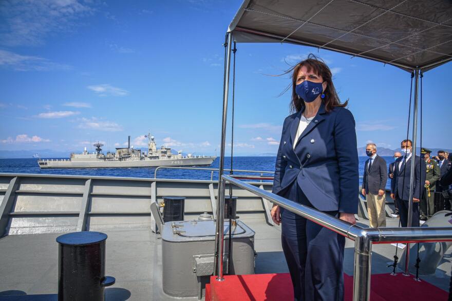 Η Κατερίνα Σακελλαροπούλου στην επιθεώρηση του Στόλου - Δείτε εικόνες