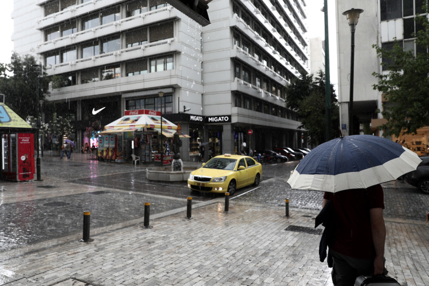 Καιρός στην Αθήνα: Καταιγίδες με χαλάζι  - Αποκαταστάθηκε η κυκλοφορία στον Κηφισό - Δείτε βίντεο, φωτογραφίες