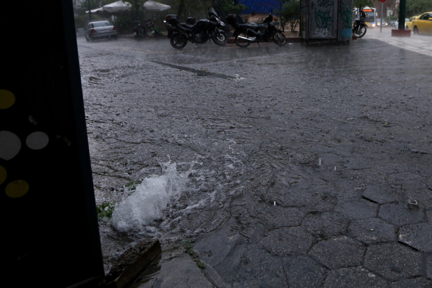 Καιρός στην Αθήνα: Καταιγίδες με χαλάζι  - Αποκαταστάθηκε η κυκλοφορία στον Κηφισό - Δείτε βίντεο, φωτογραφίες