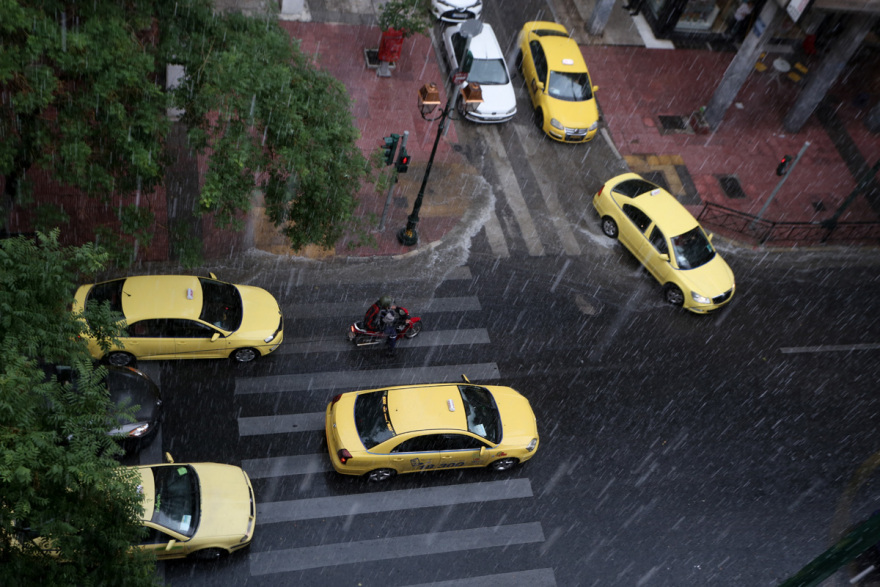Καιρός στην Αθήνα: Καταιγίδες με χαλάζι  - Αποκαταστάθηκε η κυκλοφορία στον Κηφισό - Δείτε βίντεο, φωτογραφίες