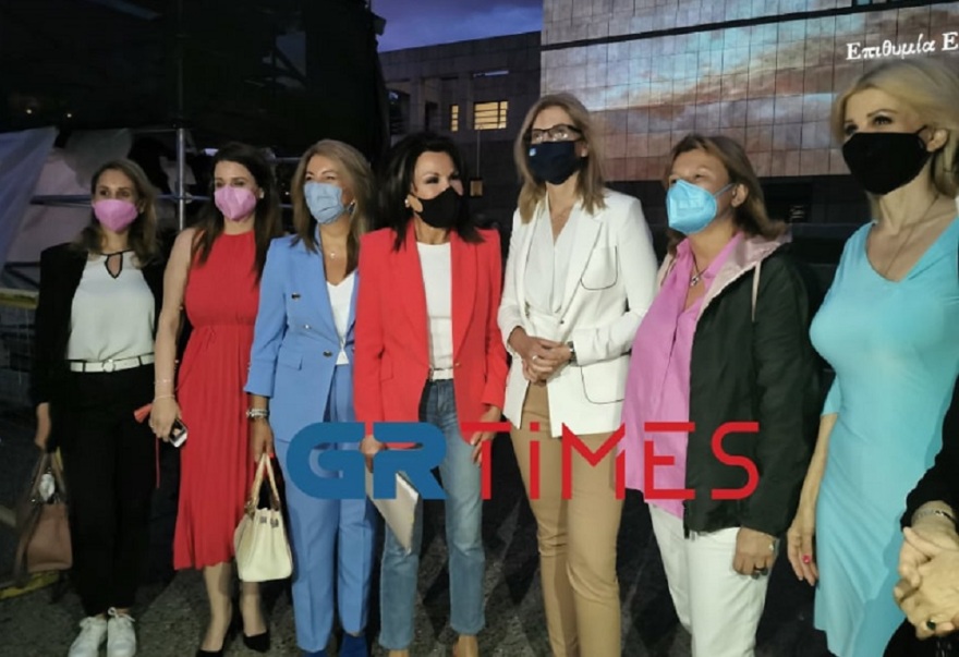 Θεσσαλονίκη: Η Γιάννα Αγγελοπούλου παρακολούθησε την προβολή της Ελληνικής Επανάστασης μέσα από ειδική εγκατάσταση