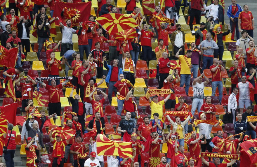Euro 2020: Σκοπιανοι στις εξέδρες με πανώ «Μακεδονία» και περικεφαλαίες... αλά Μέγας Αλέξανδρος 