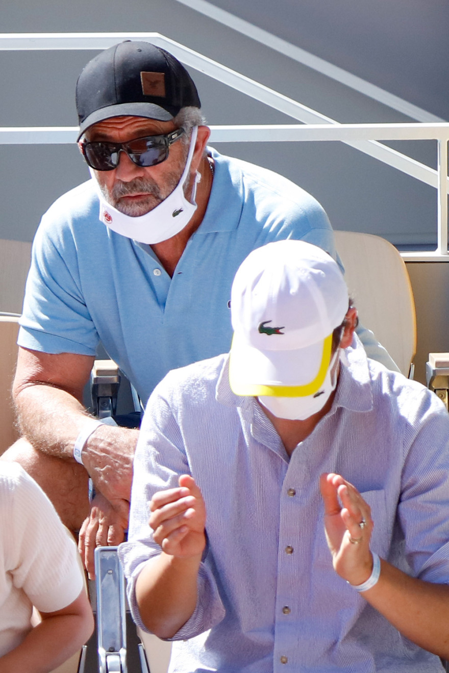 Μελ Γκίμπσον, Ζαν Ντυζαρντέν και άλλοι διάσημοι στην κερκίδα για τον καθηλωτικό αγώνα Τσιτσιπά - Τζόκοβιτς