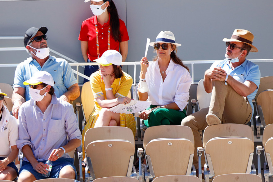 Μελ Γκίμπσον, Ζαν Ντυζαρντέν και άλλοι διάσημοι στην κερκίδα για τον καθηλωτικό αγώνα Τσιτσιπά - Τζόκοβιτς