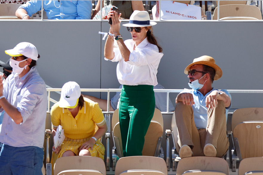 Μελ Γκίμπσον, Ζαν Ντυζαρντέν και άλλοι διάσημοι στην κερκίδα για τον καθηλωτικό αγώνα Τσιτσιπά - Τζόκοβιτς