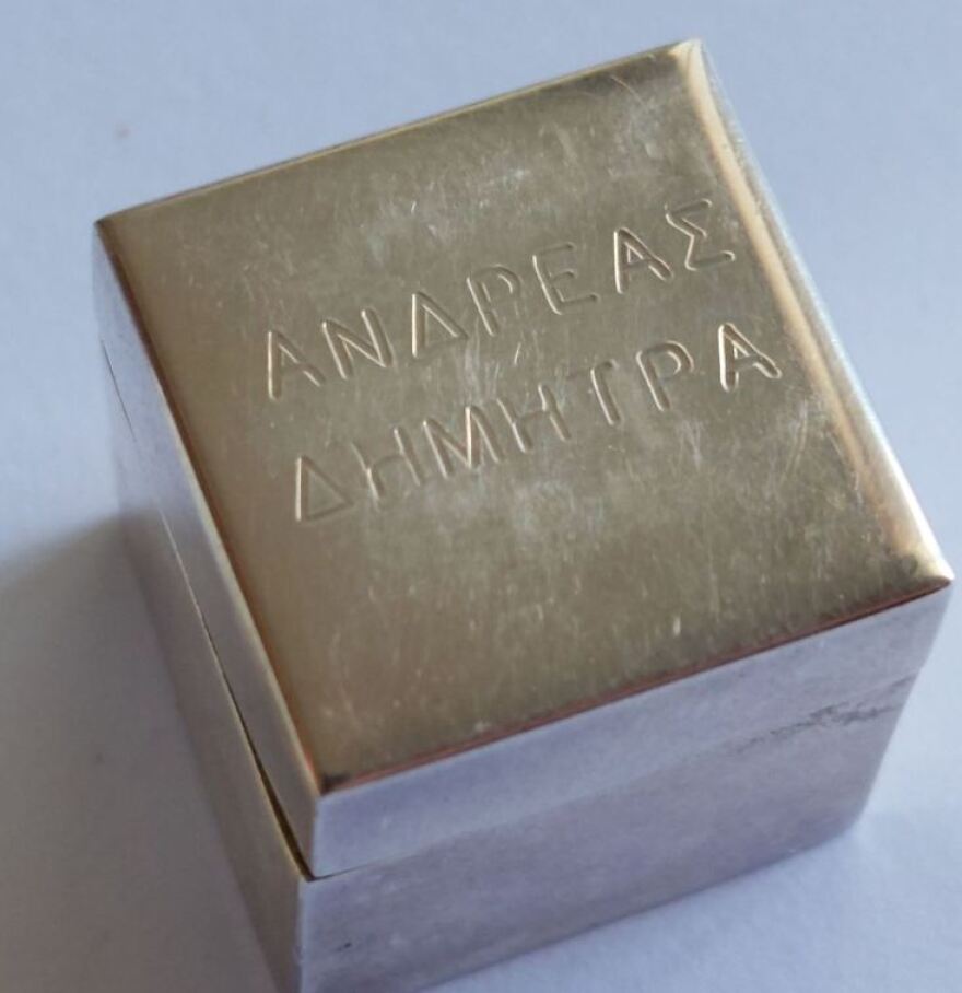 Στο σφυρί για 5.000 ευρώ μπομπονιέρα από τον γάμο του Ανδρέα Παπανδρέου με τη Δήμητρα Λιάνη 