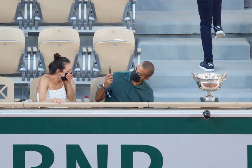 Μελ Γκίμπσον, Ζαν Ντυζαρντέν και άλλοι διάσημοι στην κερκίδα για τον καθηλωτικό αγώνα Τσιτσιπά - Τζόκοβιτς