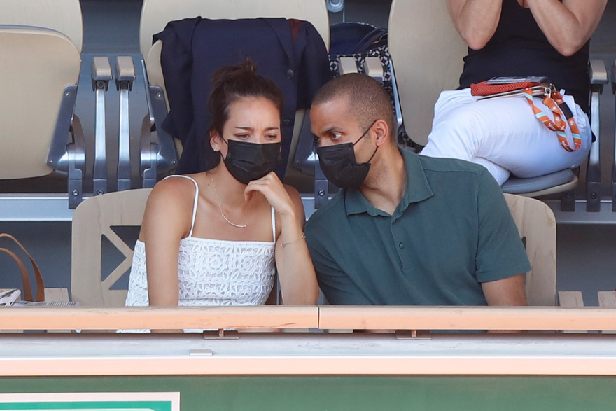 Μελ Γκίμπσον, Ζαν Ντυζαρντέν και άλλοι διάσημοι στην κερκίδα για τον καθηλωτικό αγώνα Τσιτσιπά - Τζόκοβιτς