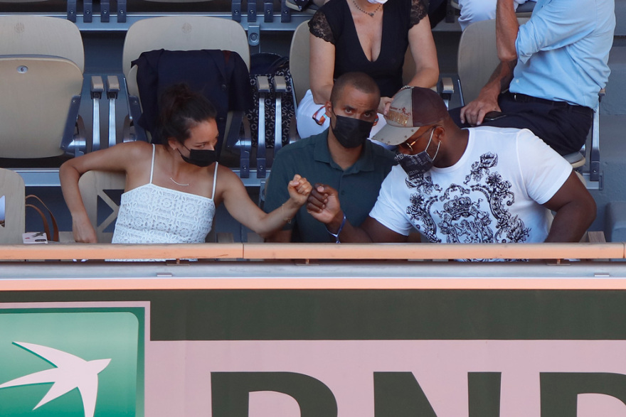 Μελ Γκίμπσον, Ζαν Ντυζαρντέν και άλλοι διάσημοι στην κερκίδα για τον καθηλωτικό αγώνα Τσιτσιπά - Τζόκοβιτς