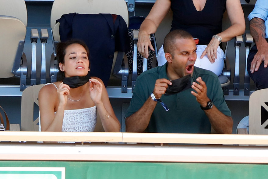 Μελ Γκίμπσον, Ζαν Ντυζαρντέν και άλλοι διάσημοι στην κερκίδα για τον καθηλωτικό αγώνα Τσιτσιπά - Τζόκοβιτς