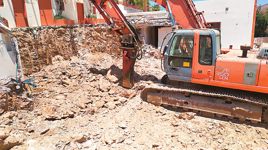 Μύκονος: Ο πόλεμος της Φτελιάς στην «καταραμένη» παραλία