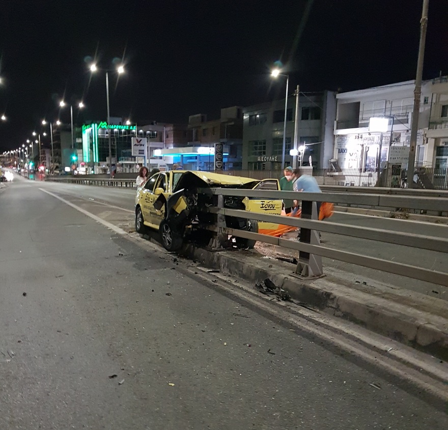 Σοκαριστικό τροχαίο με τραυματία στη λεωφόρο Κύμης - Δείτε φωτογραφίες