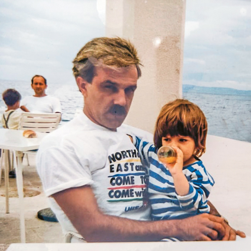 Η ιστορία μιας φωτογραφίας: Το τελευταίο βλέμμα στον πατέρα