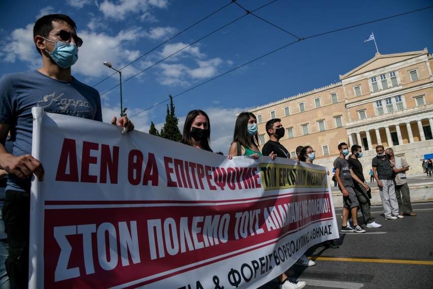 Ανοιξαν οι δρόμοι γύρω από το Σύνταγμα - Ολοκληρώθηκαν οι συγκεντρώσεις κατά του εργασιακού νομοσχεδίου