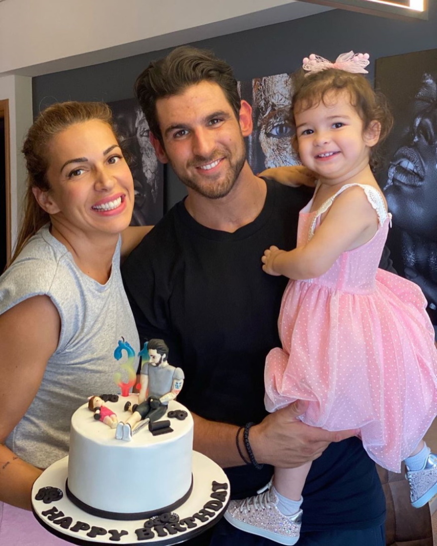 Ελένη Χατζίδου - Ετεοκλής Παύλου: Η οικογενειακή φωτογραφία και η πρωτότυπη τούρτα γενεθλίων