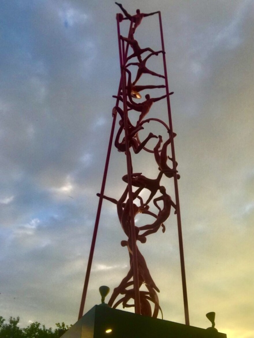 Θεσσαλονίκη: Αποκαλυπτήρια στο γλυπτό «Meteoron» - Δείτε φωτογραφίες