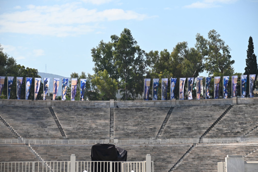 Dior: Πυρετώδεις προετοιμασίες για τη φαντασμαγορική επίδειξη στο Καλλιμάρμαρο