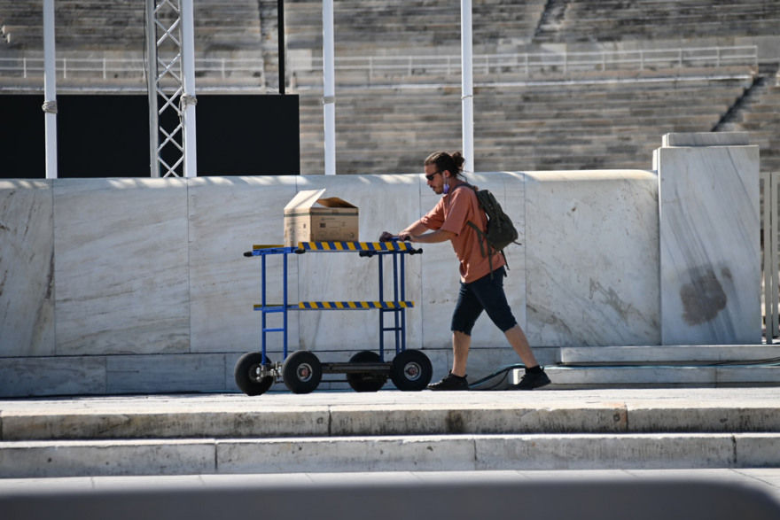 Dior: Πυρετώδεις προετοιμασίες για τη φαντασμαγορική επίδειξη στο Καλλιμάρμαρο