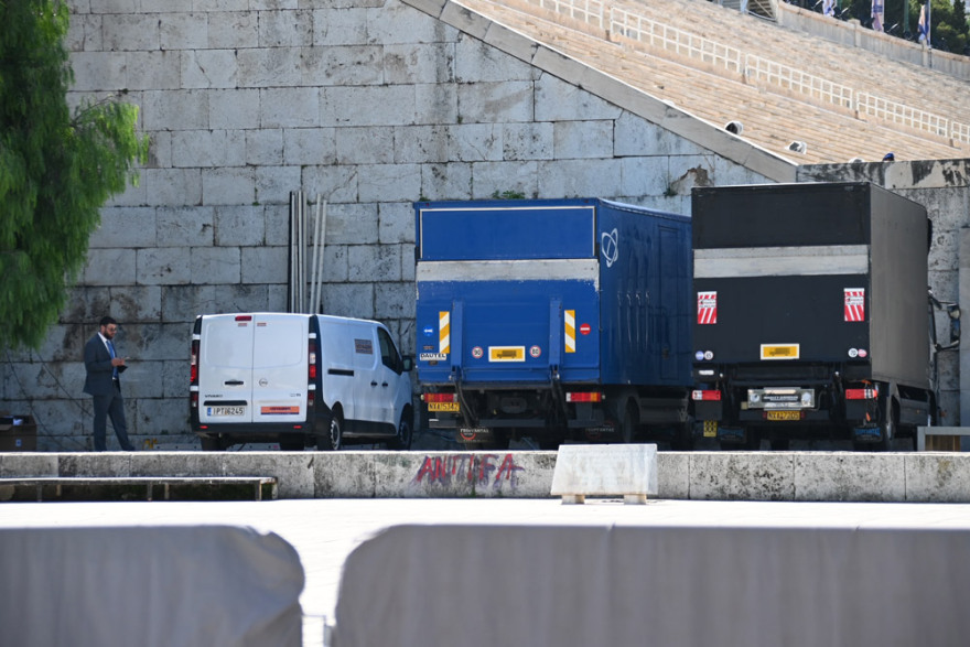 Dior: Πυρετώδεις προετοιμασίες για τη φαντασμαγορική επίδειξη στο Καλλιμάρμαρο