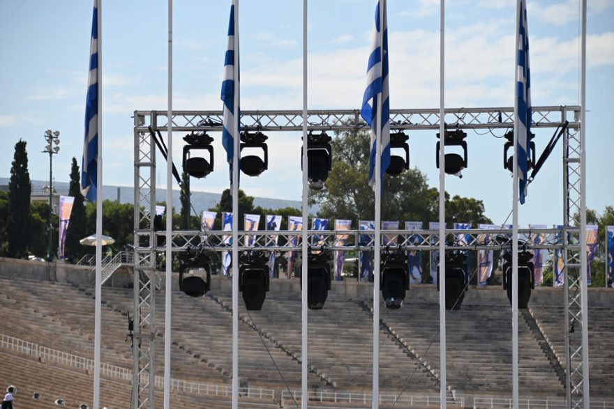 Dior: Πυρετώδεις προετοιμασίες για τη φαντασμαγορική επίδειξη στο Καλλιμάρμαρο