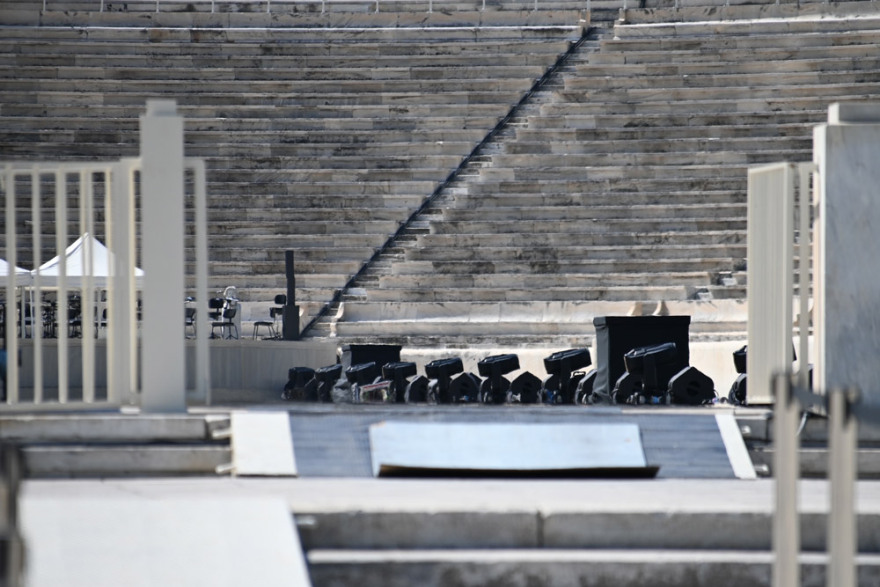 Dior: Πυρετώδεις προετοιμασίες για τη φαντασμαγορική επίδειξη στο Καλλιμάρμαρο