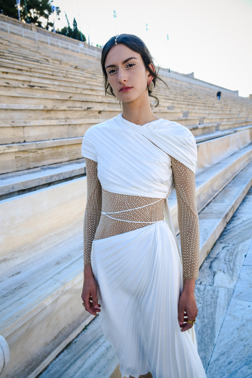 Dior: Η επίδειξη «ξεκίνησε» στα social media - Τα μοντέλα ποζάρουν με τα ρούχα του οίκου στο Καλλιμάρμαρο 