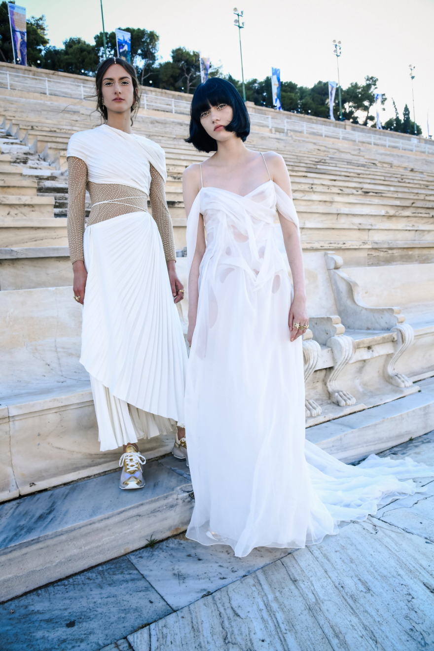 Dior: Η επίδειξη «ξεκίνησε» στα social media - Τα μοντέλα ποζάρουν με τα ρούχα του οίκου στο Καλλιμάρμαρο 