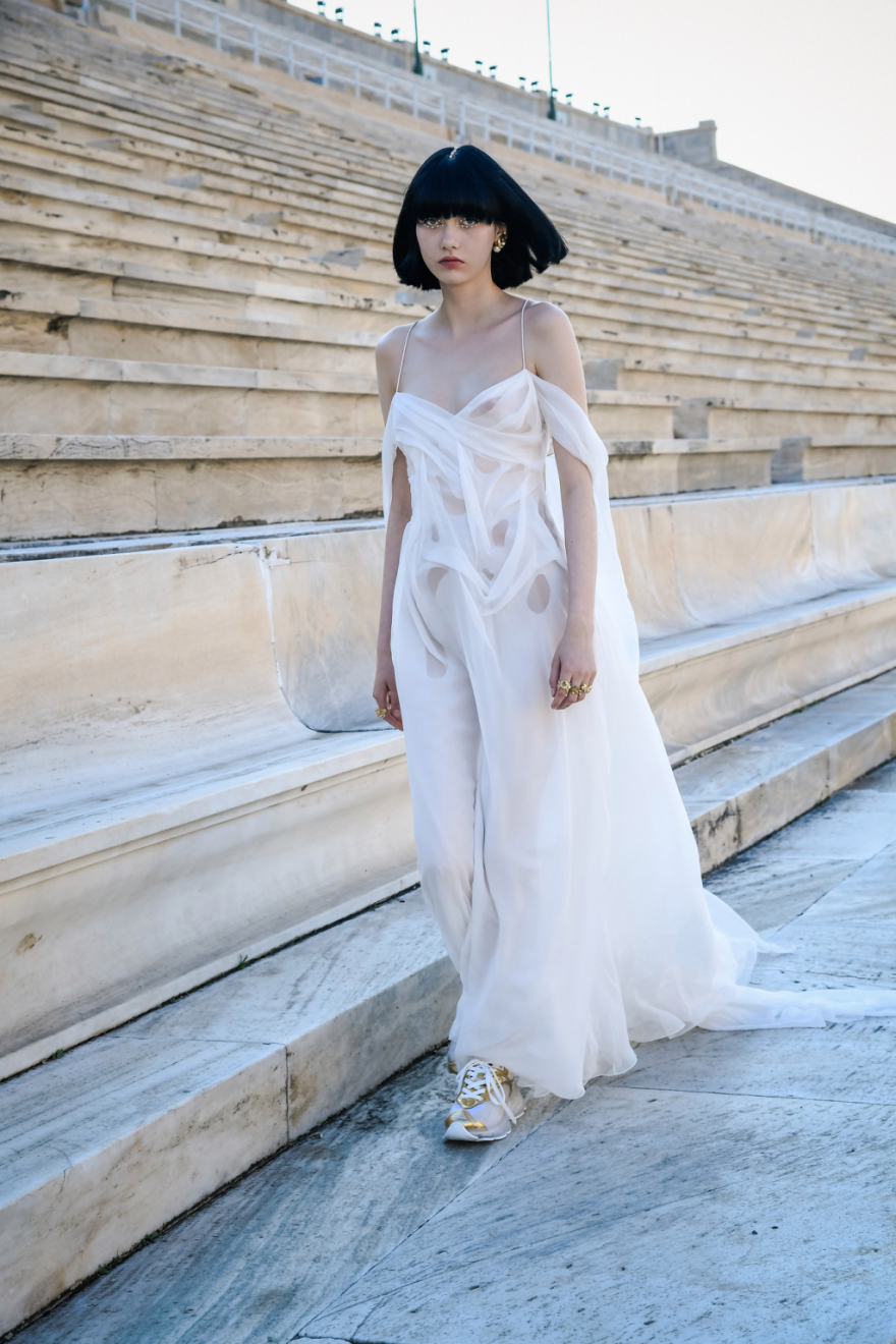 Dior: Η επίδειξη «ξεκίνησε» στα social media - Τα μοντέλα ποζάρουν με τα ρούχα του οίκου στο Καλλιμάρμαρο 