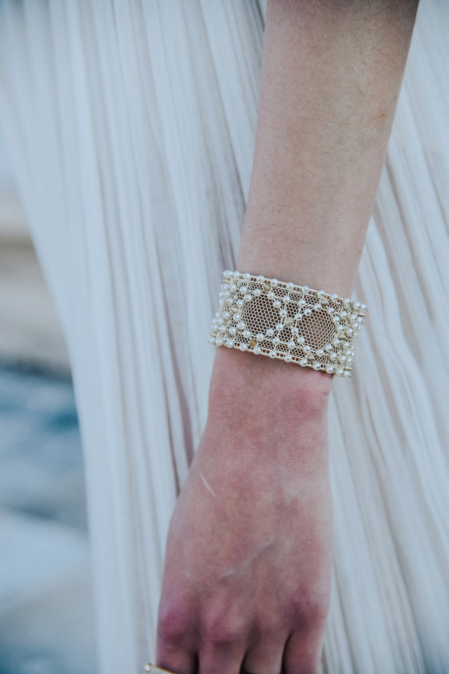 Dior: Η επίδειξη «ξεκίνησε» στα social media - Τα μοντέλα ποζάρουν με τα ρούχα του οίκου στο Καλλιμάρμαρο 