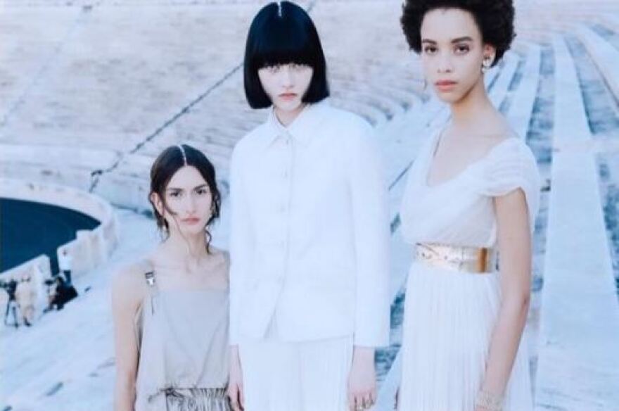 Dior: Η επίδειξη «ξεκίνησε» στα social media - Τα μοντέλα ποζάρουν με τα ρούχα του οίκου στο Καλλιμάρμαρο 