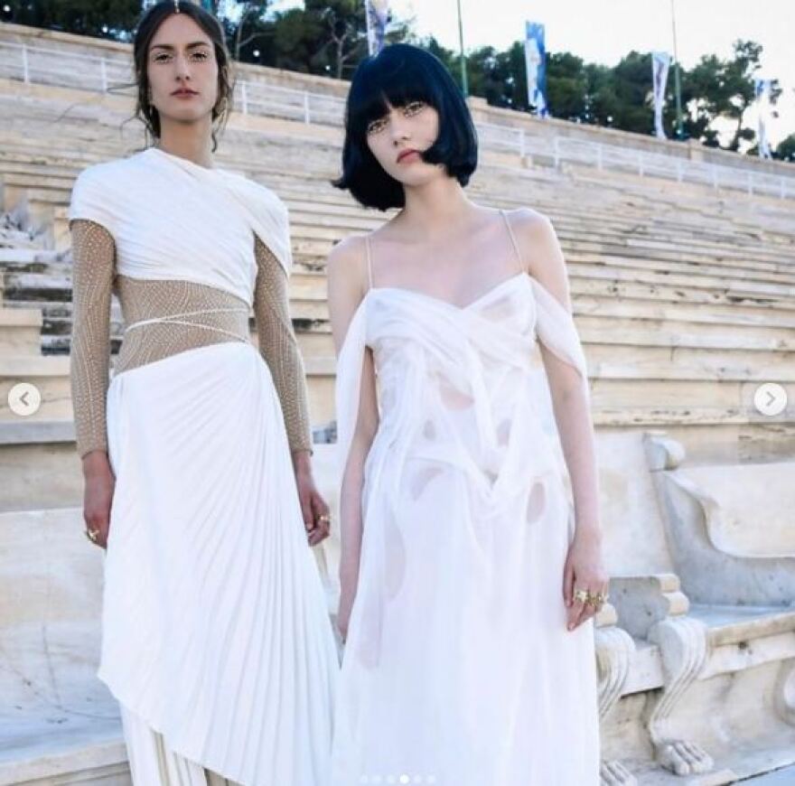 Dior: Η επίδειξη «ξεκίνησε» στα social media - Τα μοντέλα ποζάρουν με τα ρούχα του οίκου στο Καλλιμάρμαρο 