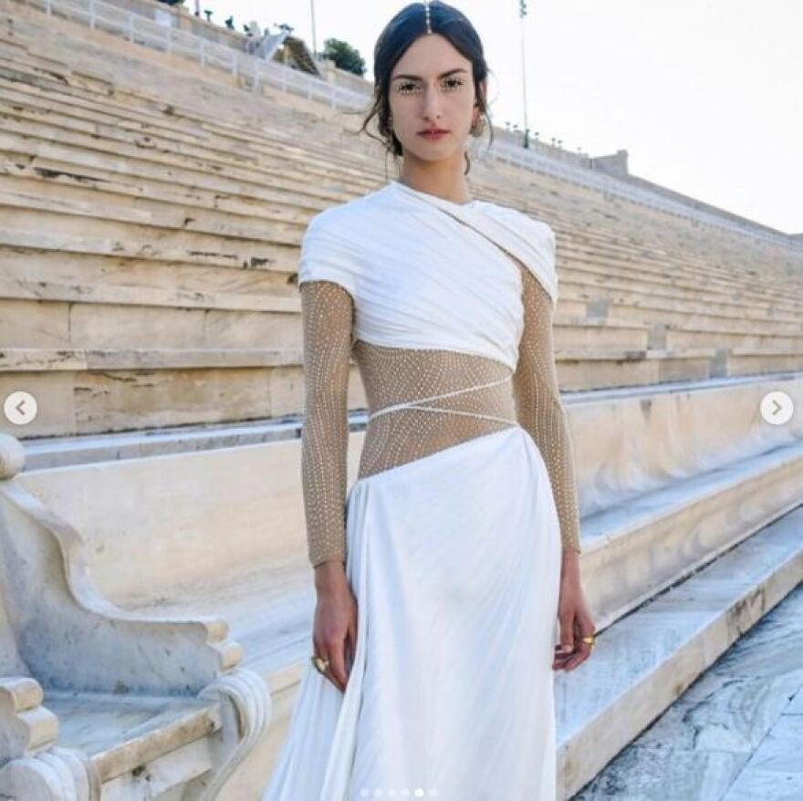 Dior: Η επίδειξη «ξεκίνησε» στα social media - Τα μοντέλα ποζάρουν με τα ρούχα του οίκου στο Καλλιμάρμαρο 