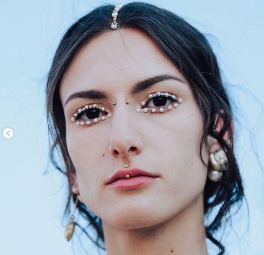 Dior: Η επίδειξη «ξεκίνησε» στα social media - Τα μοντέλα ποζάρουν με τα ρούχα του οίκου στο Καλλιμάρμαρο 