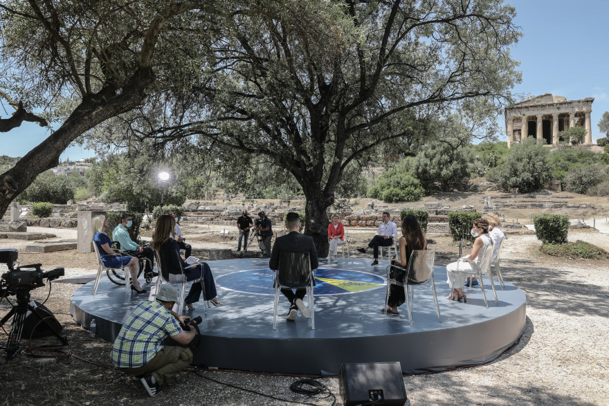 Ο κτηνοτρόφος, ο μαθητής, η γιατρός και μία νέα γονέας: Ποιοι ήταν οι πολίτες που συζήτησαν με Μητσοτάκη και Φον ντερ Λάιεν 