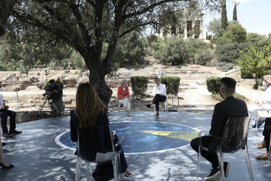 Ο κτηνοτρόφος, ο μαθητής, η γιατρός και μία νέα γονέας: Ποιοι ήταν οι πολίτες που συζήτησαν με Μητσοτάκη και Φον ντερ Λάιεν 