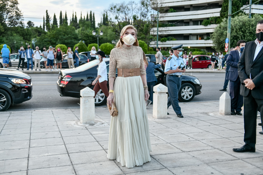 Επίδειξη Dior: Οι αριστοκρατικές εμφανίσεις των Μαριάννας Βαρδινογιάννη - Μαρέβας Μητσοτάκη-Γκραμπόφσκι