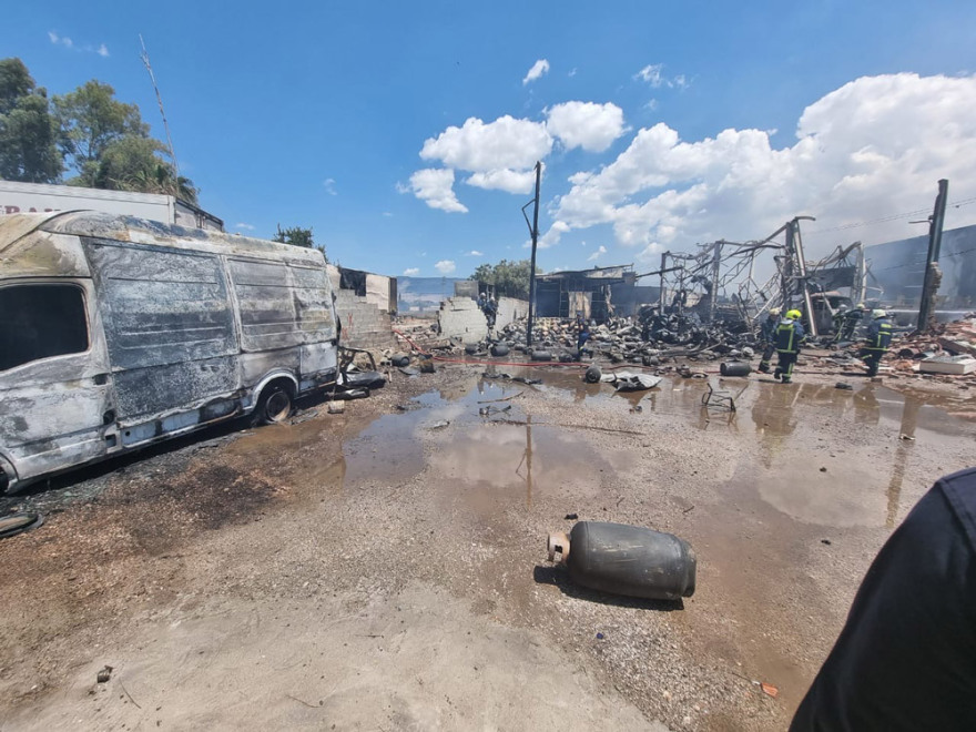 Φωτιά σε βυτιοφόρο στον Ασπρόπυργο: Τέθηκε υπό έλεγχο - Είχε ζητηθεί εκκένωση της περιοχής  