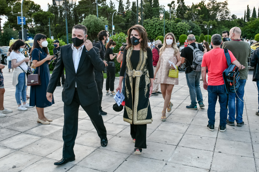 Επίδειξη Dior: Οι αριστοκρατικές εμφανίσεις των Μαριάννας Βαρδινογιάννη - Μαρέβας Μητσοτάκη-Γκραμπόφσκι