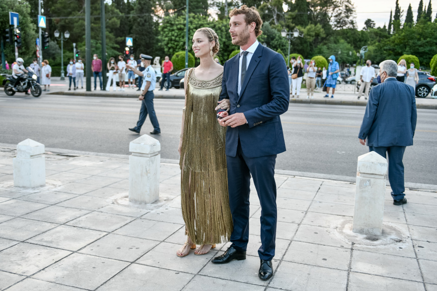 Επίδειξη Dior:  Χέρι χέρι Κασιράγκι - Μπορομέο - Χρυσό αρχαιοελληνικό φόρεμα για την Ιταλίδα royal