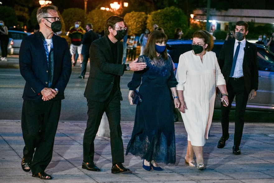 Επίδειξη Dior: Οι αριστοκρατικές εμφανίσεις των Μαριάννας Βαρδινογιάννη - Μαρέβας Μητσοτάκη-Γκραμπόφσκι