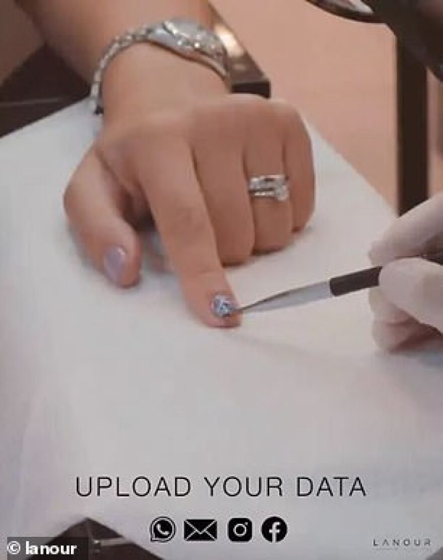 Επιχείρηση «έξυπνα νύχια» στο Ντουμπάι: Κέντρο ομορφιάς προσφέρει μανικιούρ με μικροτσίπ