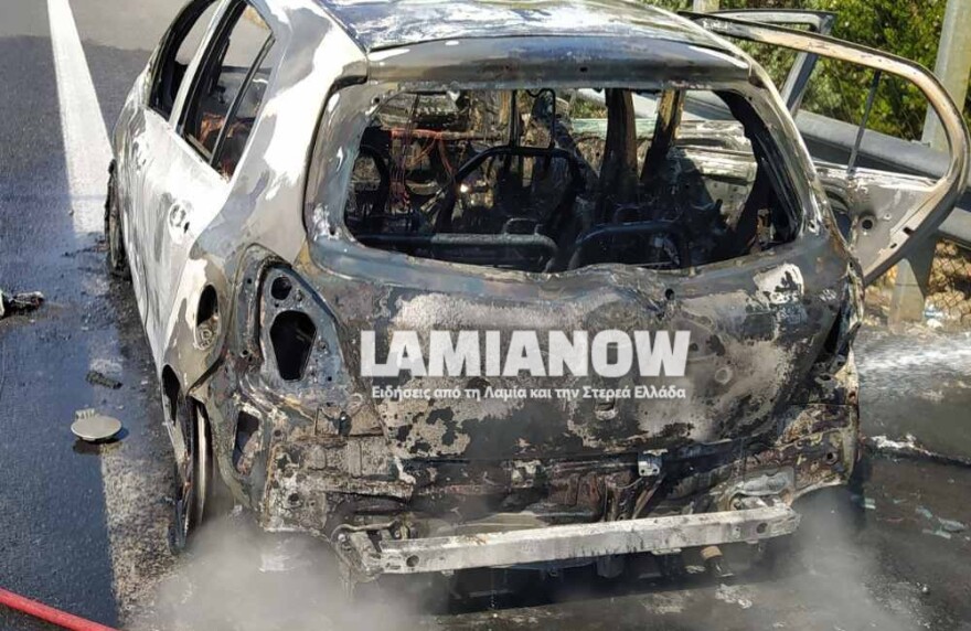 Φθιώτιδα: Αυτοκίνητο τυλίχθηκε στις φλόγες εν κινήσει - Πρόλαβαν και βγήκαν έξω οι επιβαίνοντες
