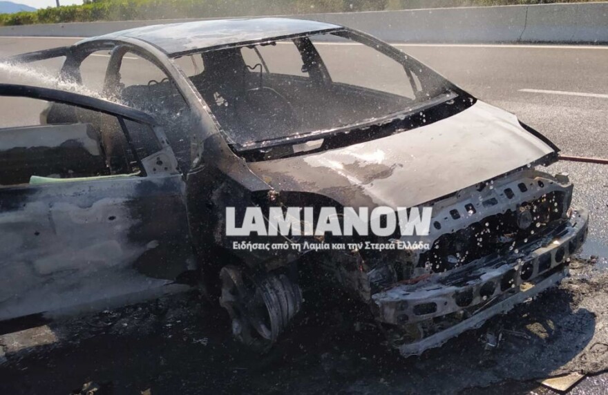 Φθιώτιδα: Αυτοκίνητο τυλίχθηκε στις φλόγες εν κινήσει - Πρόλαβαν και βγήκαν έξω οι επιβαίνοντες