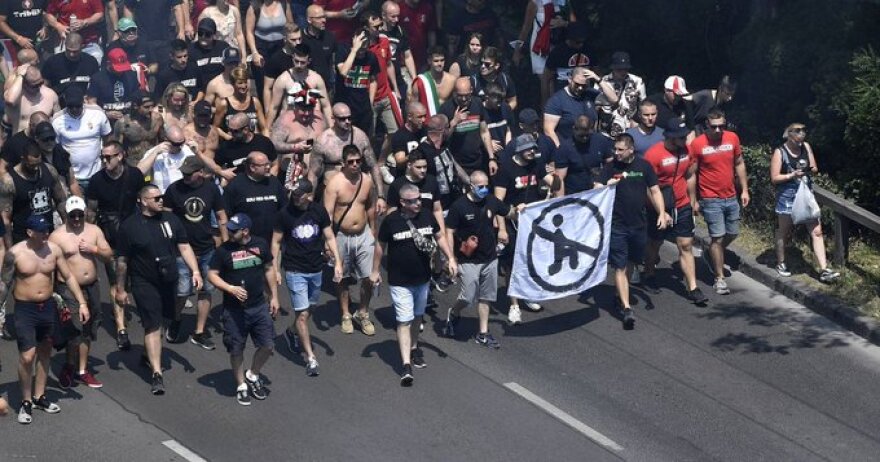 EURO 2020: Ούγγροι οπαδοί κατά της διαμαρτυρίας εναντίον του ρατσισμού!