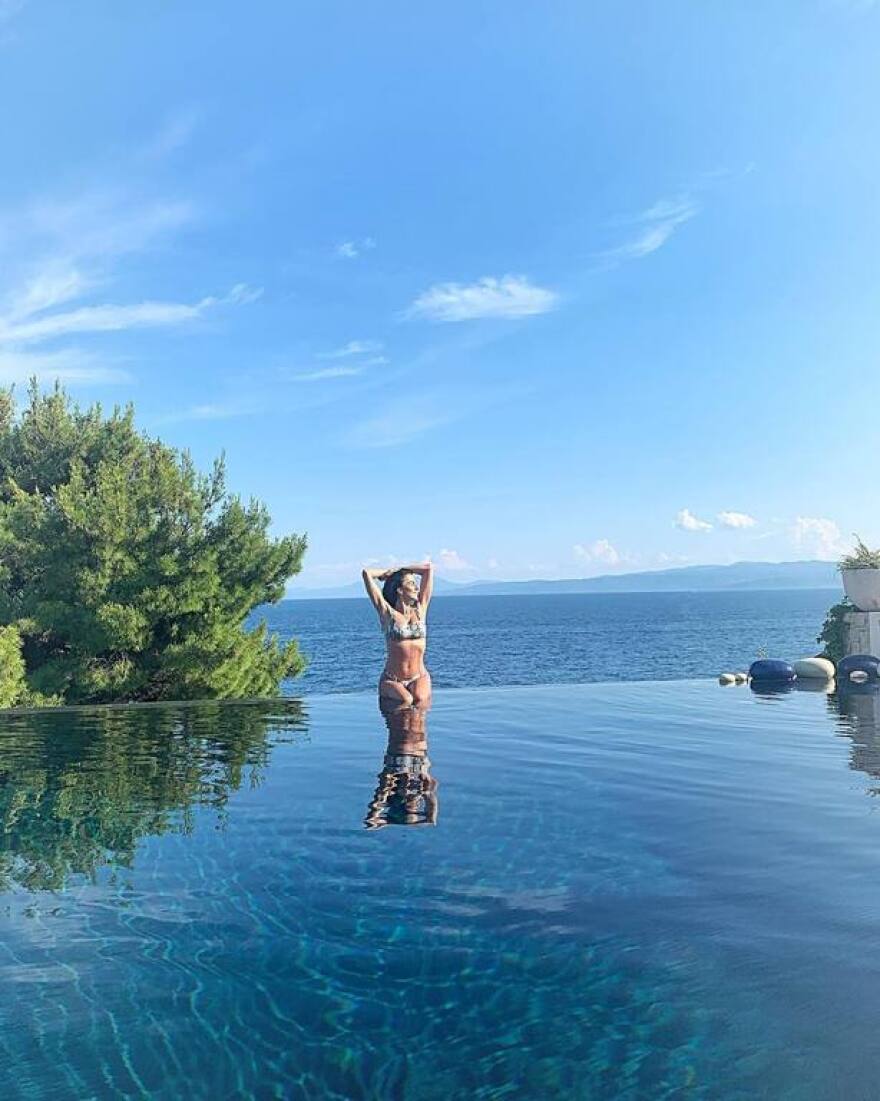 Μαρία Σολωμού: Φωτογράφιση με το μπικίνι δίπλα στην πισίνα 