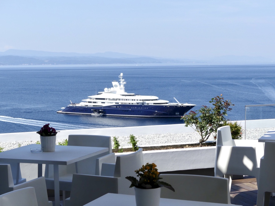 Στη Σκιάθο με τη θαλαμηγό των 300 εκατ. ο σεΐχης του Κατάρ Τζαμπέρ αλ Θάνι - Δείτε βίντεο και φωτογραφίες