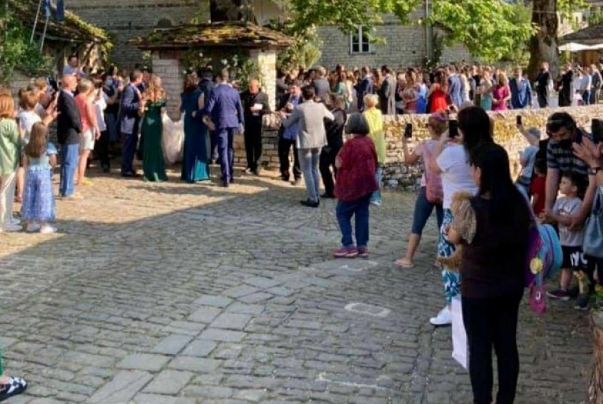 Αντώνης Λαιμός - Μαρίκα Αράπογλου: Φωτογραφίες από τον «ονειρικό» γάμο τους στο Πάπιγκο